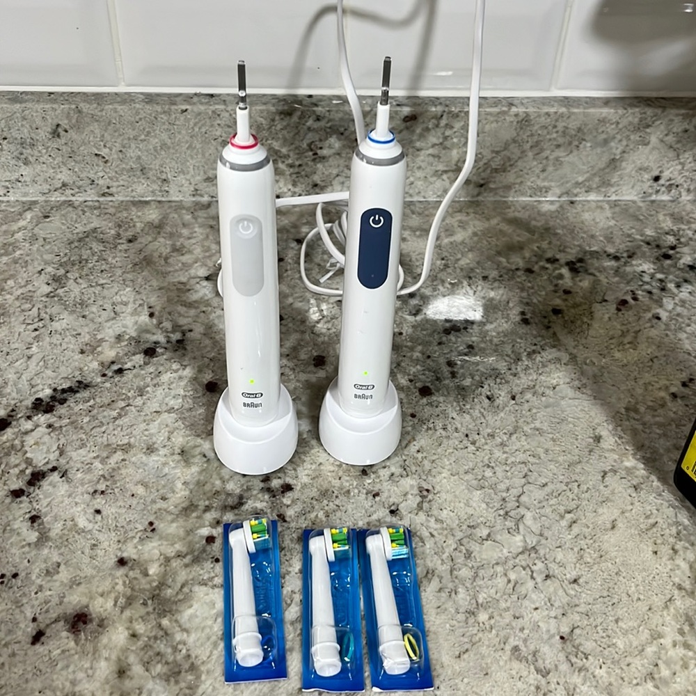 Set of 2 oral B electric toothbrush